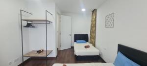 Cette chambre comprend un lit, une chaise et une table. dans l'établissement My Misto Homestay, Riverson Soho, à Kota Kinabalu