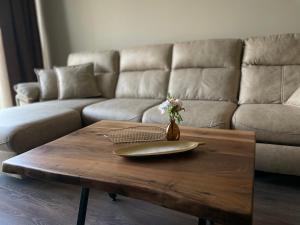 uma sala de estar com um sofá e uma mesa de café em madeira em Sea Breeze em Burgas
