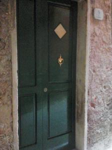 una puerta verde con una nota en un edificio en Fisherman's House, en Riomaggiore