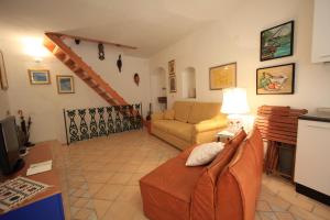 a living room with a couch and a table at Riomaggiore Fisherman's House con Parcheggio vicino alla spiaggia in Riomaggiore