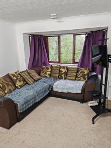 Et sittehjørne på Spacious 1-Bed Apartment in Croydon-free parking