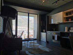 - une cuisine avec une table et une vue sur la montagne dans l'établissement Modern Apartments, au Cap