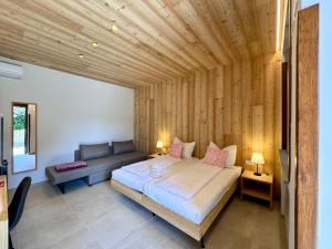 ein Schlafzimmer mit einem Bett und einem Sofa in der Unterkunft Villa Ginevra Resort Agrituristico in Ficarra