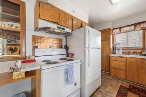 una cucina con piano cottura bianco e frigorifero di The Chick Inn a Baker City