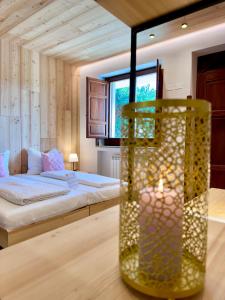 um quarto com uma cama e uma grande janela em Villa Ginevra Resort Agrituristico em Ficarra