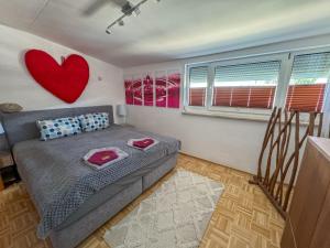 Łóżko lub łóżka w pokoju w obiekcie Stadt & See Appartement Penthouse inkl MIC Card