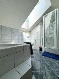 łazienka z wanną, umywalką i prysznicem w obiekcie Stadt & See Appartement Penthouse inkl MIC Card w mieście Spittal an der Drau