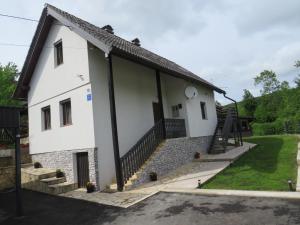 una casa blanca con una escalera delante en Apartments Sertic 4 stars en Poljanak