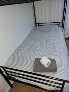 Una cama o camas en una habitación de BUCKINGHAM