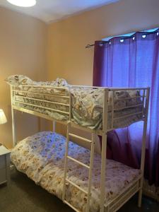 Divstāvu gulta vai divstāvu gultas numurā naktsmītnē White and Sandstone Astley Bridg