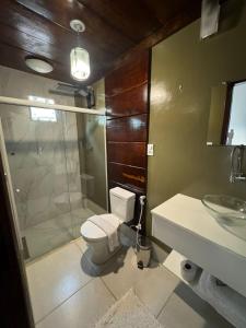 uma casa de banho com um chuveiro, um WC e um lavatório. em Pousada Recanto Querubins em Paty do Alferes