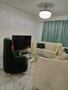 Apartamento Amublado con piscina في Licey: غرفة معيشة مع كنبتين وتلفزيون