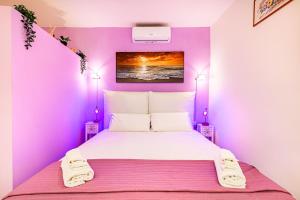 una camera da letto viola con un letto con due luci di Luxury Apartments Pantheon Roma a Roma