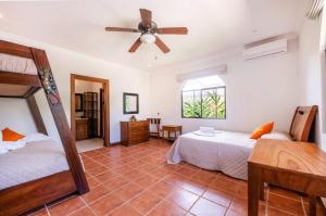 エステリリョスにあるVilla Escapadita By Vacation Pura Vidaのベッド2台と天井ファン付きの寝室 +56枚の写真