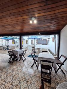 a room with tables and chairs and a patio at Hospedagem Recanto dos Anjos in Arraial do Cabo