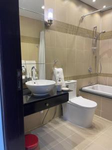 Bagno di 2 BHK Townhouse at Pearl