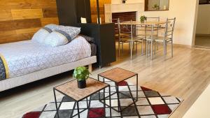 ein Wohnzimmer mit einem Sofa und einem Tisch in der Unterkunft Chaleureuse Échappée : Commodités, Calme, Confort in Angers