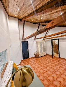 ein Wohnzimmer mit Holzdecken und einer Lampe in der Unterkunft Alojamiento 13 Jotas in Iniesta