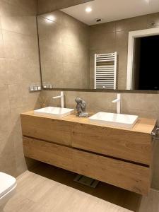 a bathroom with two sinks and a mirror at Apartamento Moderno Centro Bilbao in Bilbao