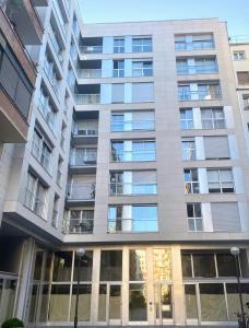 a tall building with many windows at Apartamento Moderno Centro Bilbao in Bilbao