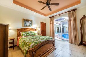 une chambre avec un lit et un ventilateur de plafond dans l'établissement Villa Encanto By Vacation Pura Vida, à Bejuco 16 autres photos