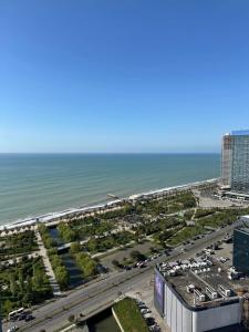 una vista aérea de la playa y el océano en Nova Concierge Hotel en Batumi