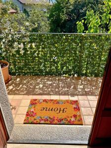 una alfombra de bienvenida con la palabra augusto en el suelo de baldosa en Casa Gelsomino, Laglio, Lake Como en Laglio
