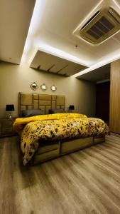 En eller flere senger på et rom på One Bed Apartment In GoldCrest Mall And Residency
