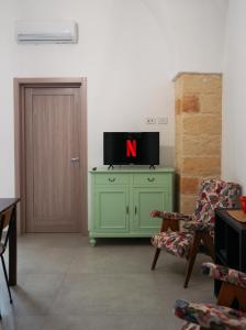Televiisor ja/või meelelahutuskeskus majutusasutuses Beb la casa di tino