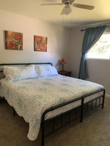 um quarto com uma cama e uma ventoinha de tecto em Sunny Days em Pocatello