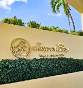 ein Schild für den Marketing- und Wellnessbereich des Hyannis Bay Resorts in der Unterkunft Simpson Bay Resort Marina & Spa in Simpson Bay