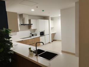 Nhà bếp/bếp nhỏ tại One bed appartment in GOLDCrest DHA Lahore