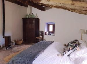 ein Schlafzimmer mit einem großen weißen Bett in einem Zimmer in der Unterkunft Ca n'Heras in Canet de Adri