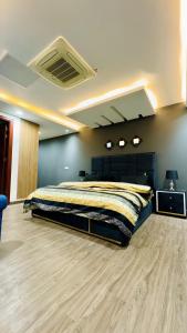 um quarto com uma cama grande num quarto em One bed appartment in GOLDCrest DHA Lahore em Lahore