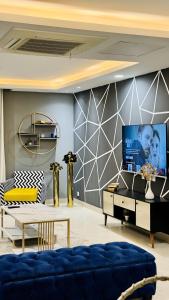 TV/trung tâm giải trí tại One bed appartment in GOLDCrest DHA Lahore