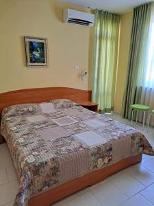 A bed or beds in a room at Family Hotel Selena