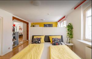 uma sala de estar com um sofá e duas almofadas em Barocke Stadtvilla Ophelia nahe Europapark 45qm 1,5 Zi Studio em Ettenheim