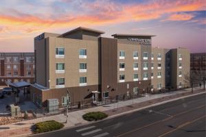 een weergave van de voorkant van het Hampton Inn hotel bij TownePlace Suites by Marriott Pueblo Downtown in Pueblo