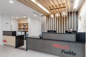 een lobby met een hallo pueblo receptie bij TownePlace Suites by Marriott Pueblo Downtown in Pueblo