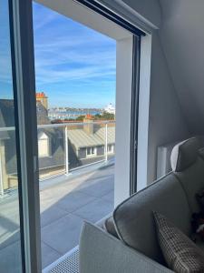 圣马洛Superbe Apt Saint-Malo With View的客房设有阳台景窗户。