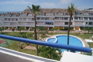 vistas a la piscina desde el balcón de un hotel en Apartamentos Marineu Voramar, en Alcossebre