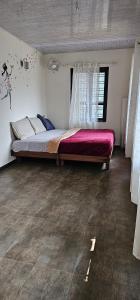 um quarto com uma cama grande num quarto em Bhuvi Wayanad Natural Tea Plantation Resort em Wayanad