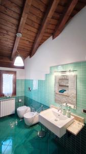 bagno con lavandino, vasca e servizi igienici di Il Bagolaro Casa Vacanze a Sulmona
