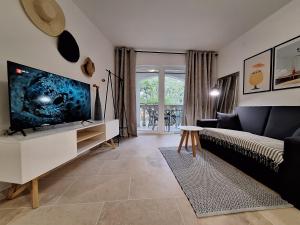 ein Wohnzimmer mit einem TV und einem Sofa in der Unterkunft Villa HAUS NIKO in Senj