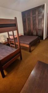 um quarto com dois beliches e uma cadeira em Apartamento em Campos do Jordão em Campos de Jordão