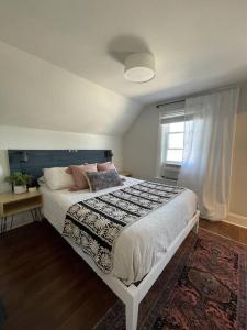 a bedroom with a large bed with a window at Hill Street Hangout in Picton