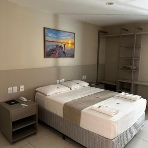 1 dormitorio con 2 camas y una foto en la pared en Onix Hotel Aeroporto en Lauro de Freitas