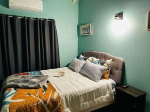 1 dormitorio con cama y ventana en Fan-Ta-Sea, en Johnsons Point