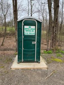 een groen bijgebouw met een bordje erop bij Shadow Hills farm in Fort Edward