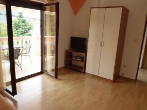 TV a/nebo společenská místnost v ubytování Apartment in Starigrad-Paklenica 6845
